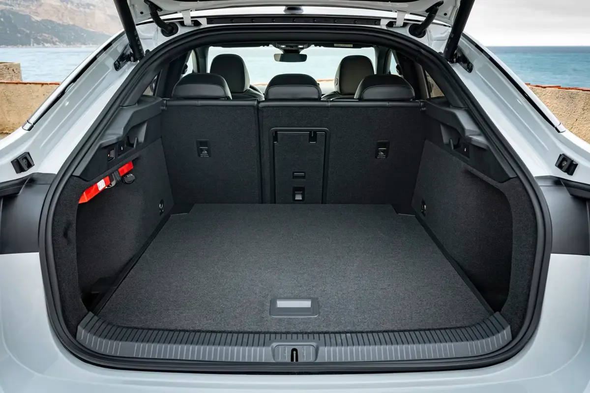 Elettronauti - Volkswagen ID.7 GTX 4MOTION - Rosso - Vano di carico - Bagagliaio
