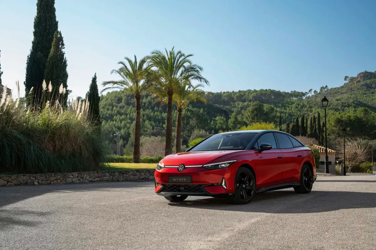 Elettronauti - Volkswagen ID.7 GTX 4MOTION - Rosso - Esterno - Vista anteriore a tre quarti
