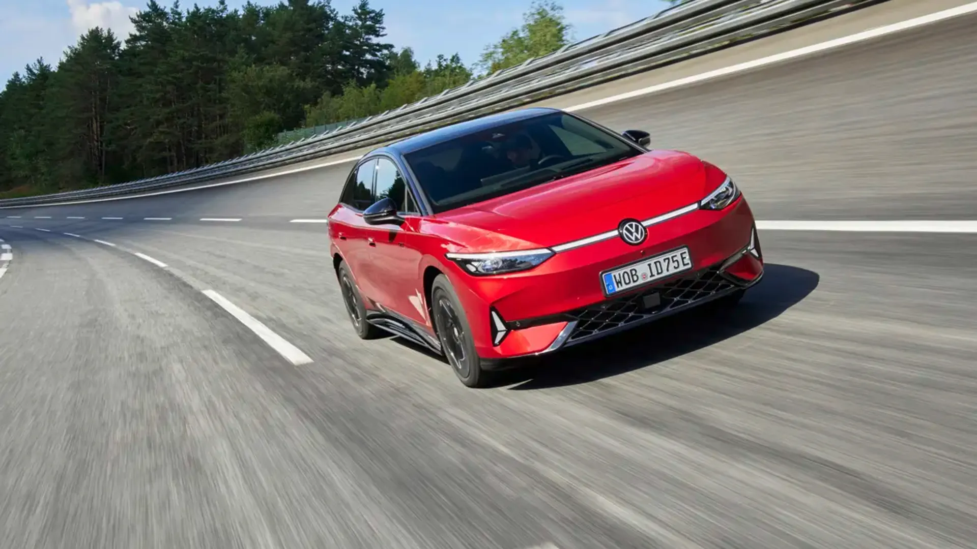 Elettronauti - Volkswagen ID.7 GTX 4MOTION - Rosso - Esterno - Vista anteriore a tre quarti