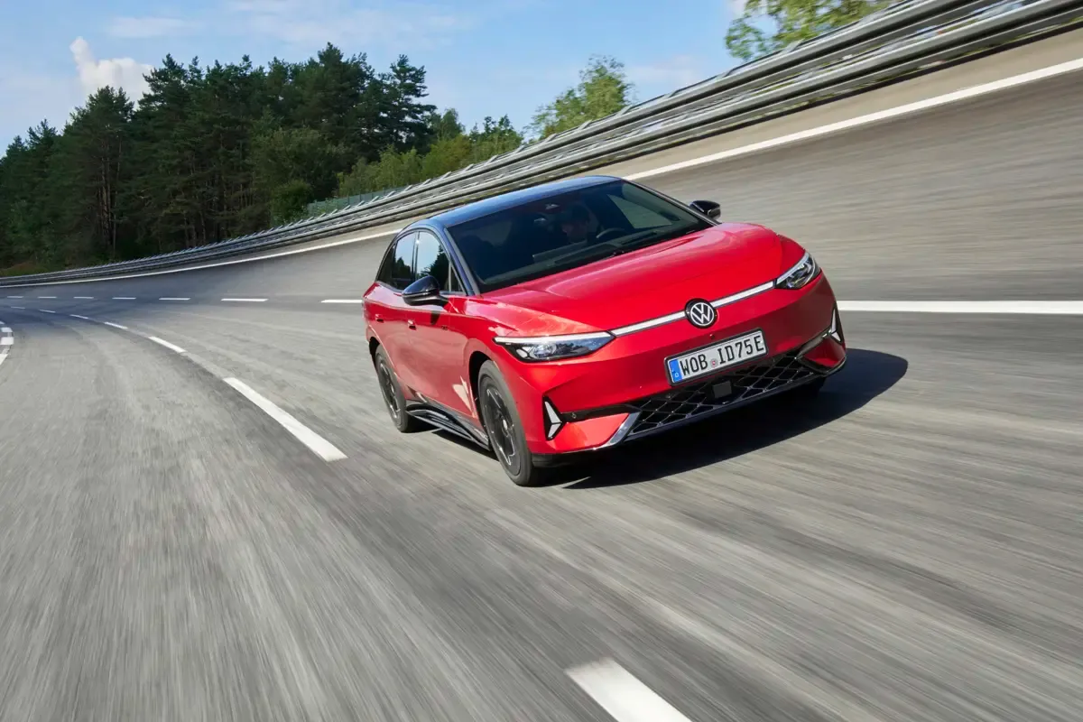 Elettronauti - Volkswagen ID.7 GTX 4MOTION - Rosso - Esterno - Vista anteriore a tre quarti