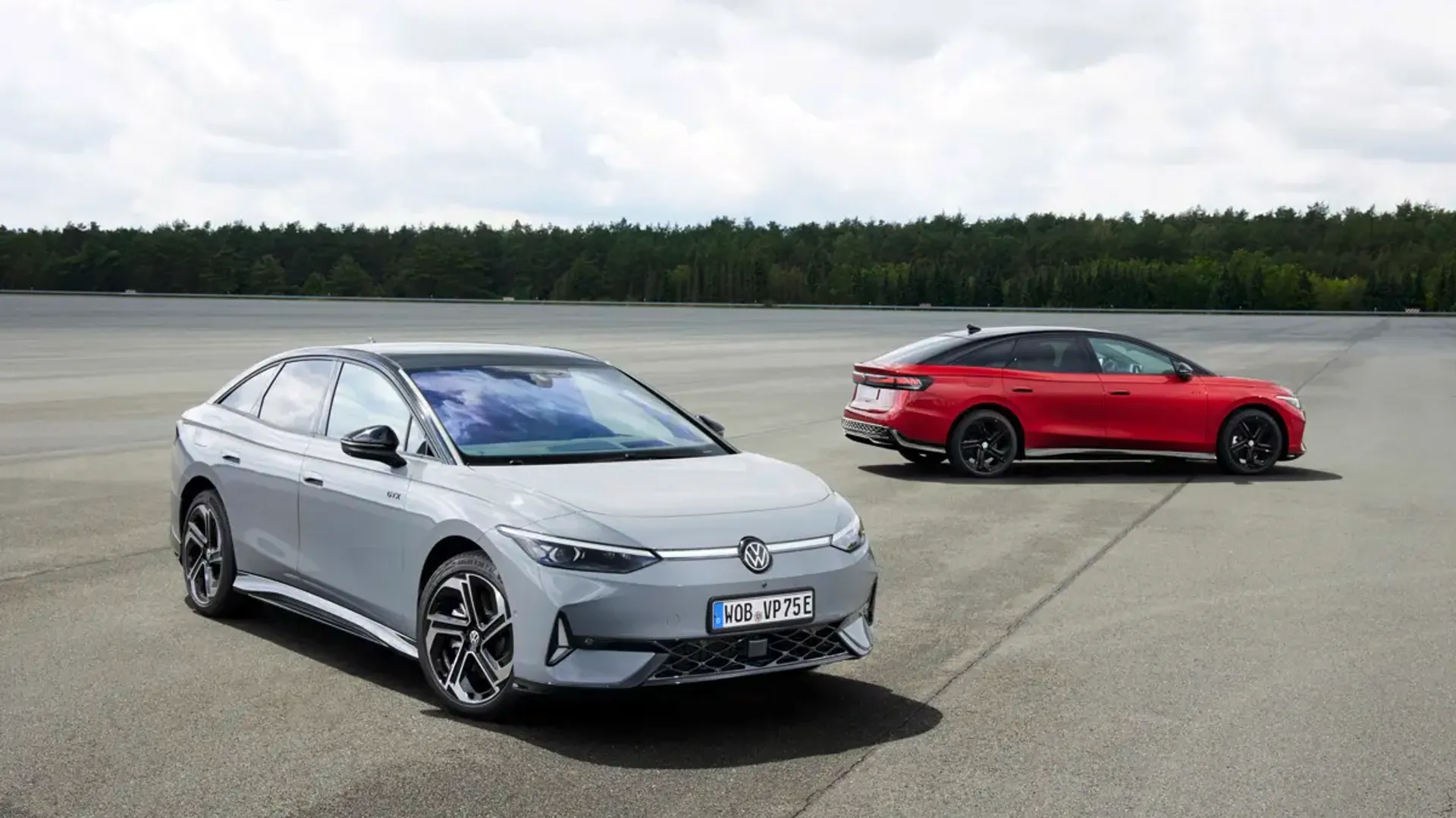 Elettronauti - Volkswagen ID.7 GTX 4MOTION - Rosso - Esterno - Vista anteriore a tre quarti