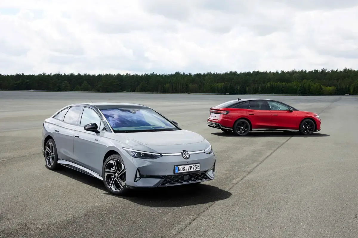 Elettronauti - Volkswagen ID.7 GTX 4MOTION - Rosso - Esterno - Vista anteriore a tre quarti