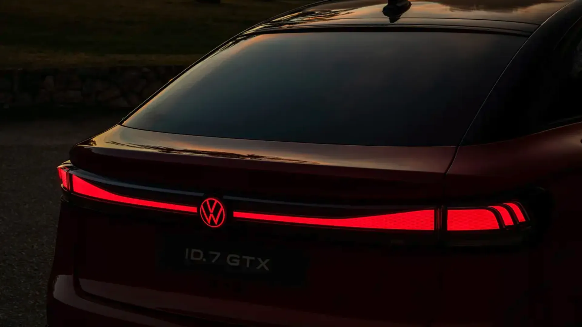 Elettronauti - Volkswagen ID.7 GTX 4MOTION - Rosso - Esterno - Vista posteriore