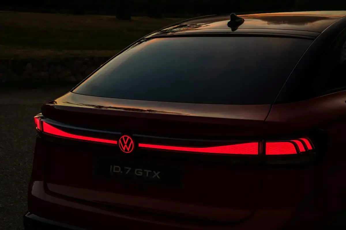 Elettronauti - Volkswagen ID.7 GTX 4MOTION - Rosso - Esterno - Vista posteriore