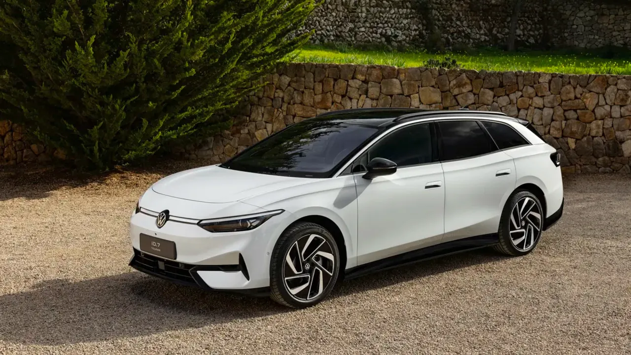 Elettronauti - Volkswagen ID.7 Tourer Pro S - Argento - Esterno - Vista anteriore a tre quarti