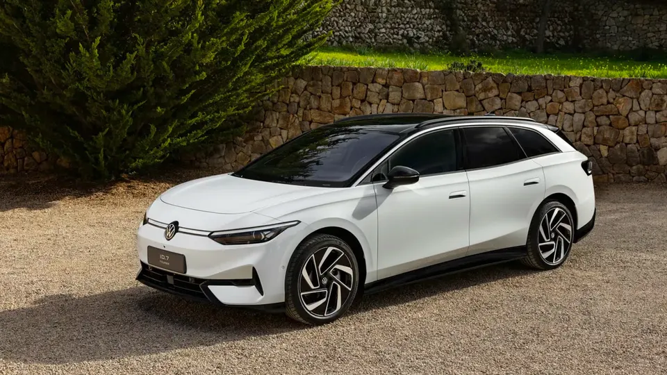 Elettronauti - Volkswagen ID.7 Tourer Pro S - Argento - Esterno - Vista anteriore a tre quarti