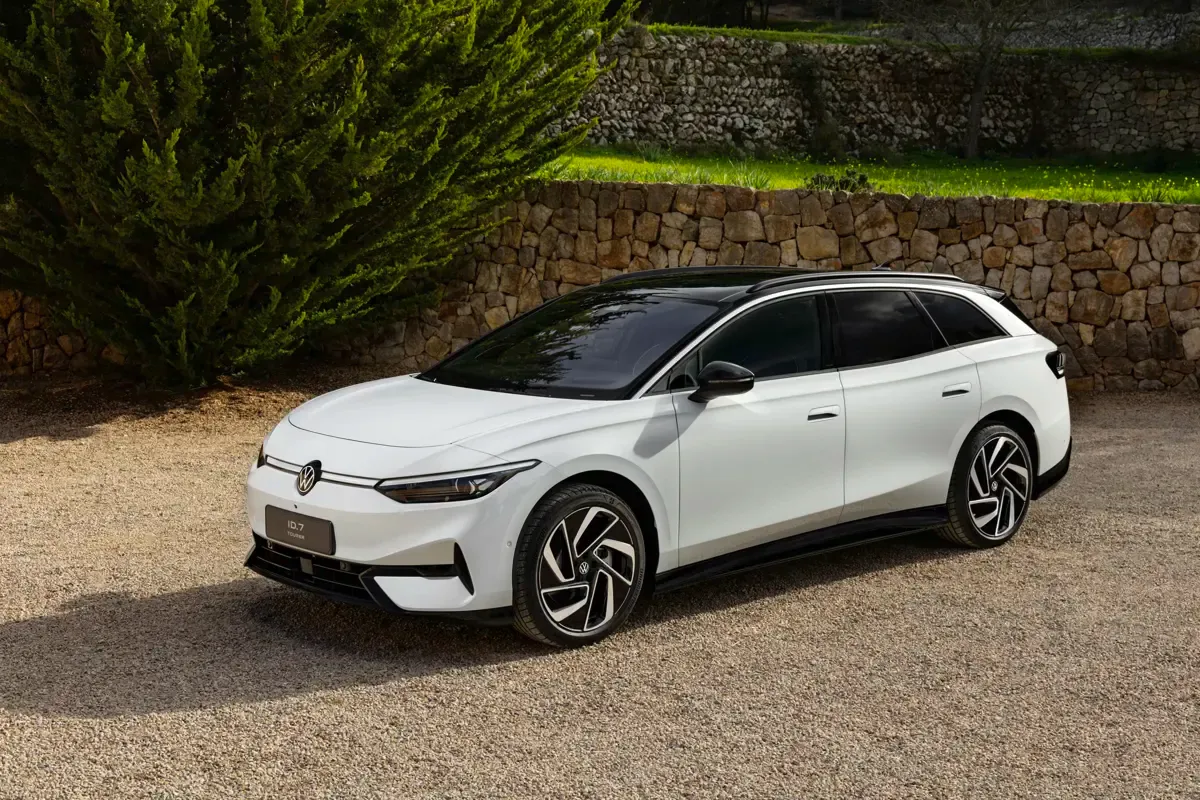 Elettronauti - Volkswagen ID.7 Tourer Pro S - Argento - Esterno - Vista anteriore a tre quarti