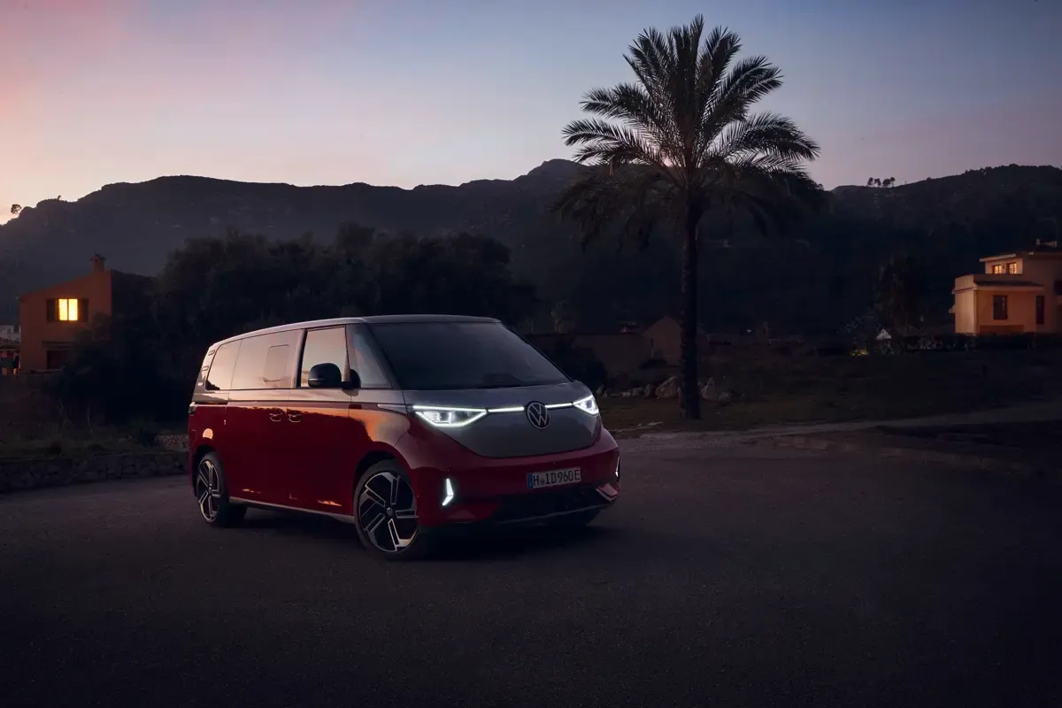 Elettronauti - Volkswagen ID. Buzz GTX - Rosso - Esterno - Vista anteriore