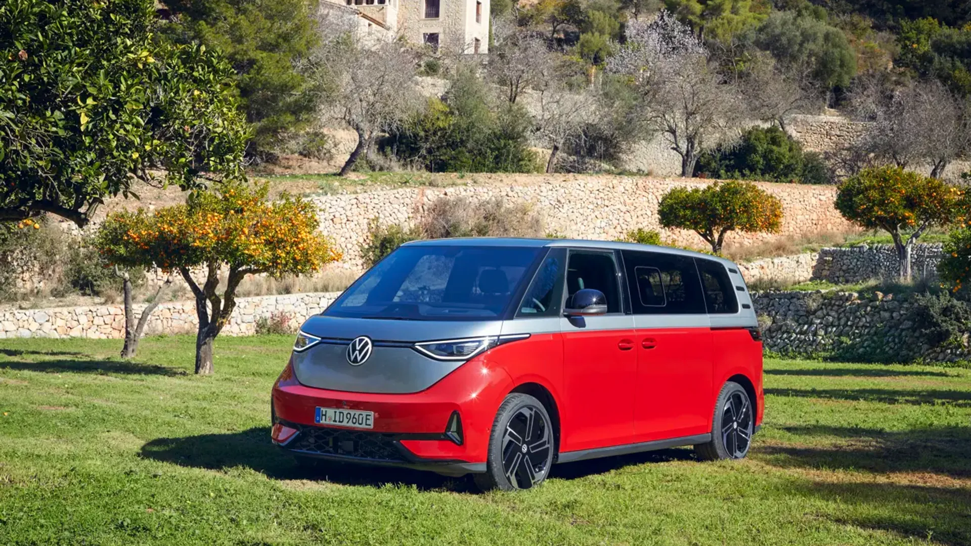Elettronauti - Volkswagen ID. Buzz GTX - Rosso - Esterno - Vista anteriore a tre quarti