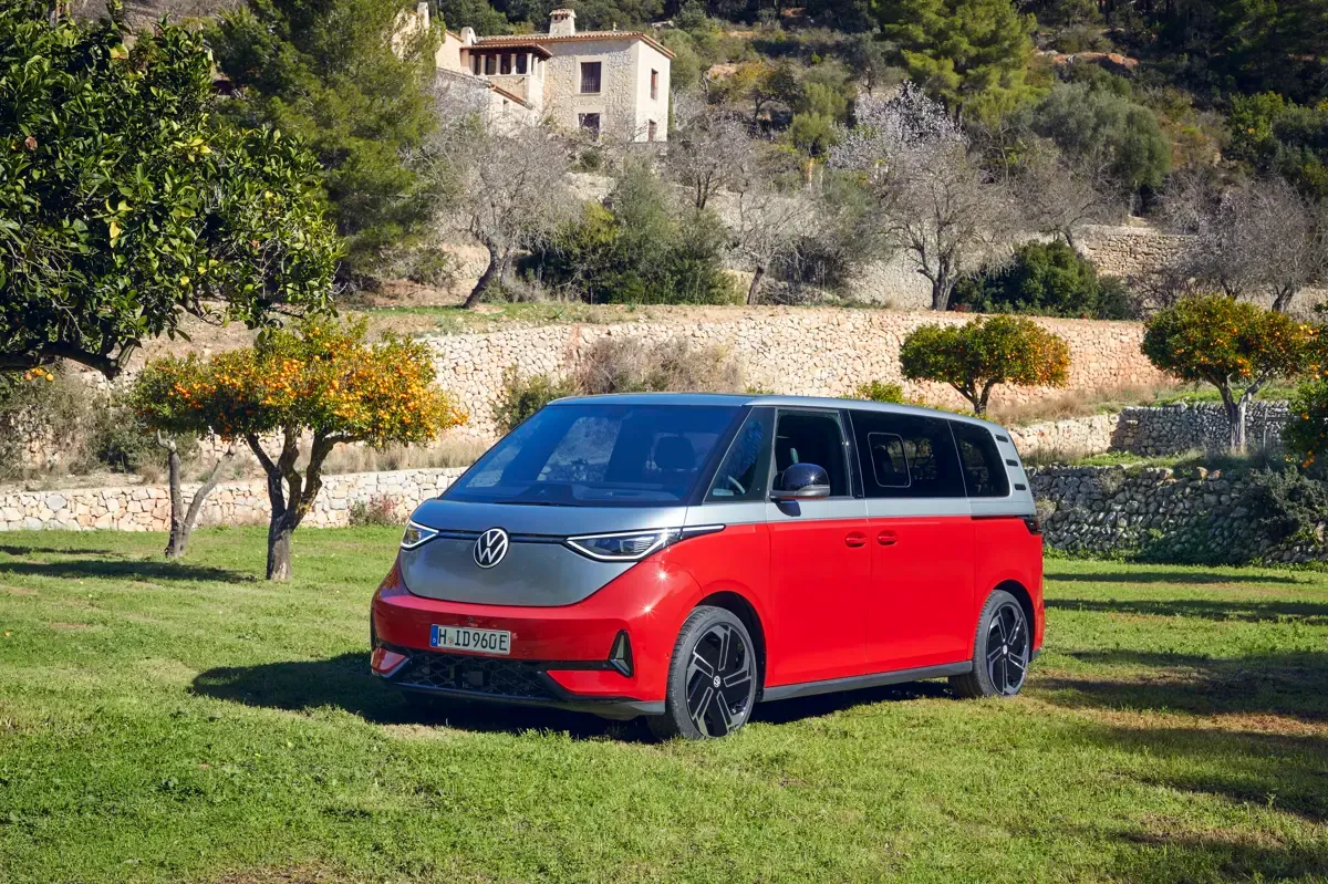 Elettronauti - Volkswagen ID. Buzz GTX - Rosso - Esterno - Vista anteriore a tre quarti