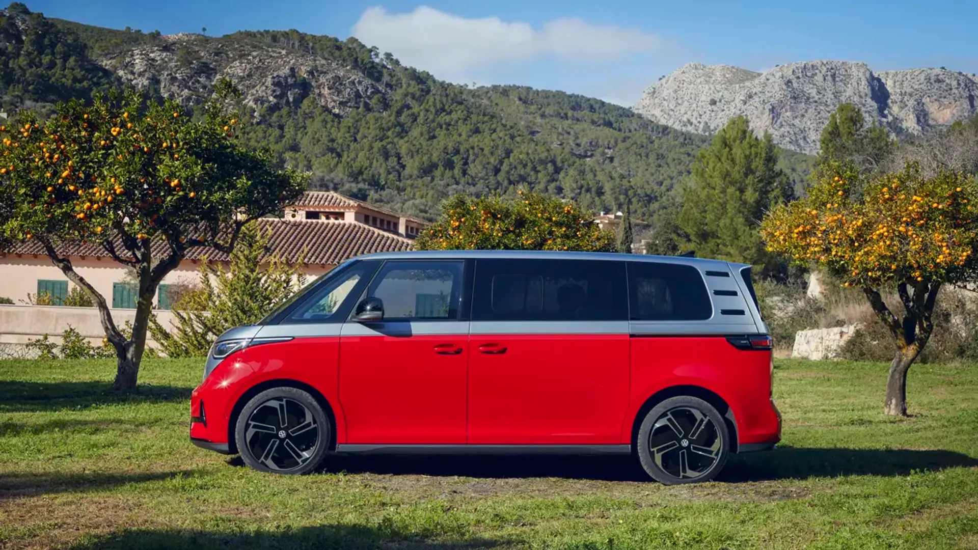 Elettronauti - Volkswagen ID. Buzz GTX - Rosso - Esterno - Vista anteriore a tre quarti