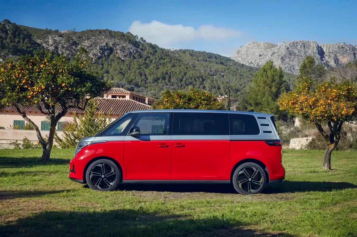 Elettronauti - Volkswagen ID. Buzz GTX - Rosso - Esterno - Vista anteriore a tre quarti