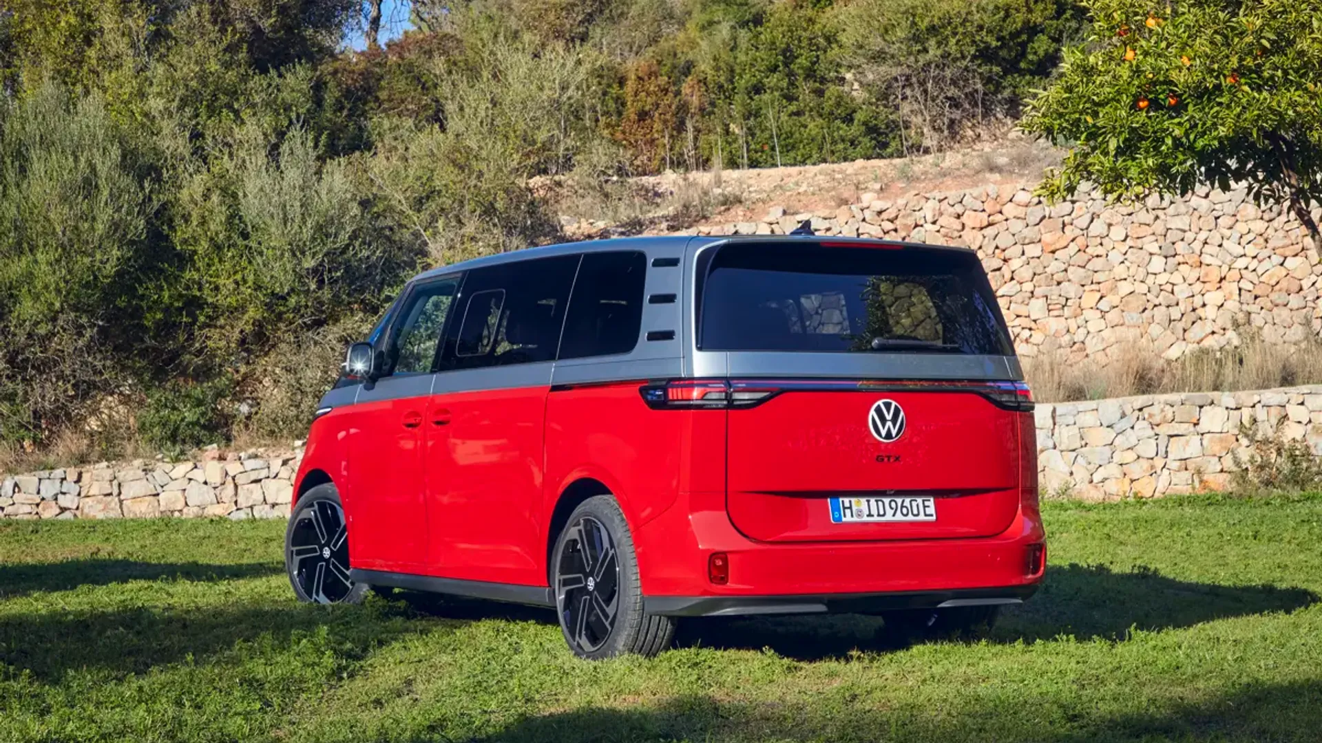 Elettronauti - Volkswagen ID. Buzz GTX - Rosso - Esterno - Vista anteriore a tre quarti