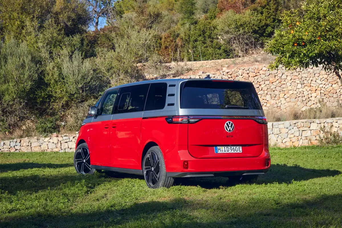 Elettronauti - Volkswagen ID. Buzz GTX - Rosso - Esterno - Vista anteriore a tre quarti