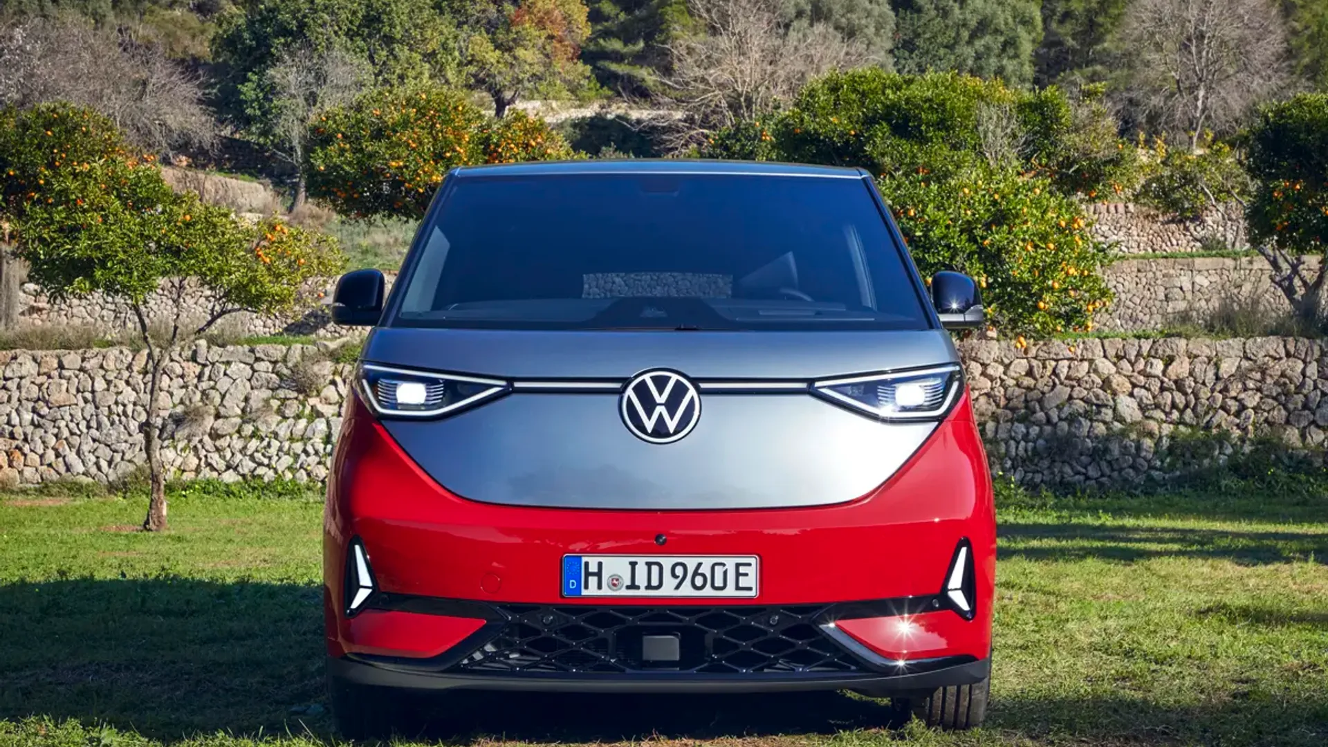 Elettronauti - Volkswagen ID. Buzz GTX - Rosso - Esterno - Vista anteriore a tre quarti