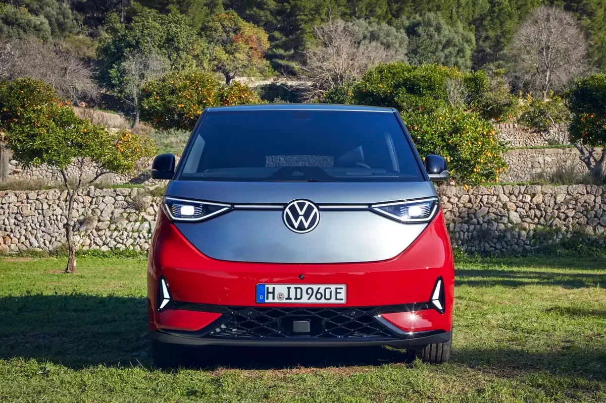 Elettronauti - Volkswagen ID. Buzz GTX - Rosso - Esterno - Vista anteriore a tre quarti