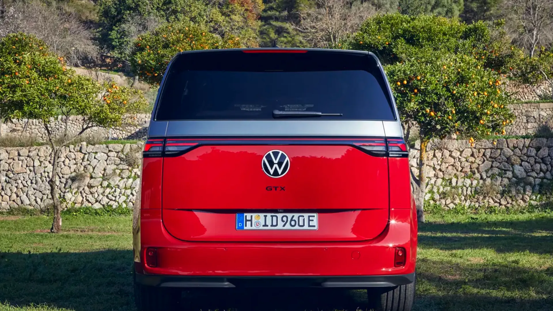 Elettronauti - Volkswagen ID. Buzz GTX - Rosso - Esterno - Vista anteriore a tre quarti