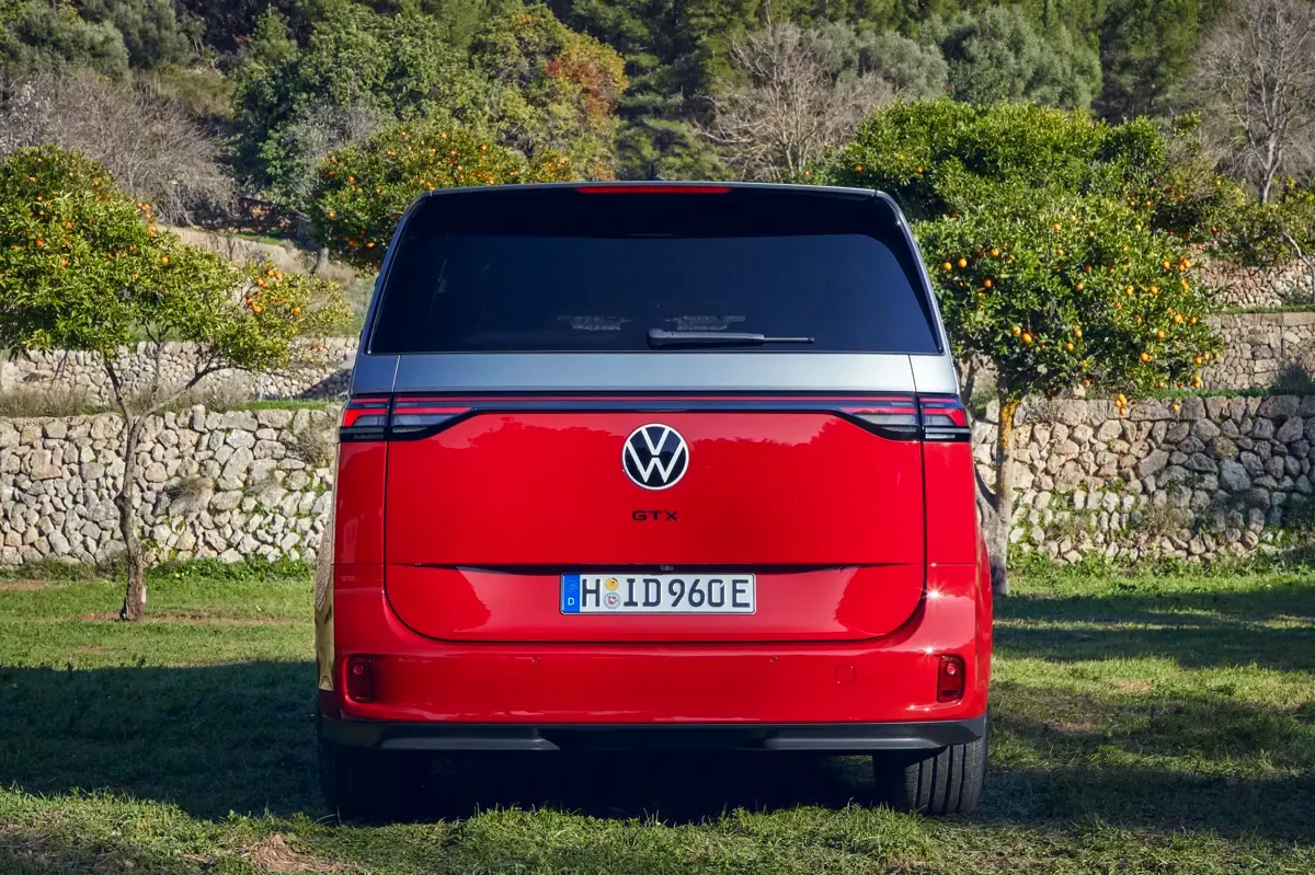 Elettronauti - Volkswagen ID. Buzz GTX - Rosso - Esterno - Vista anteriore a tre quarti