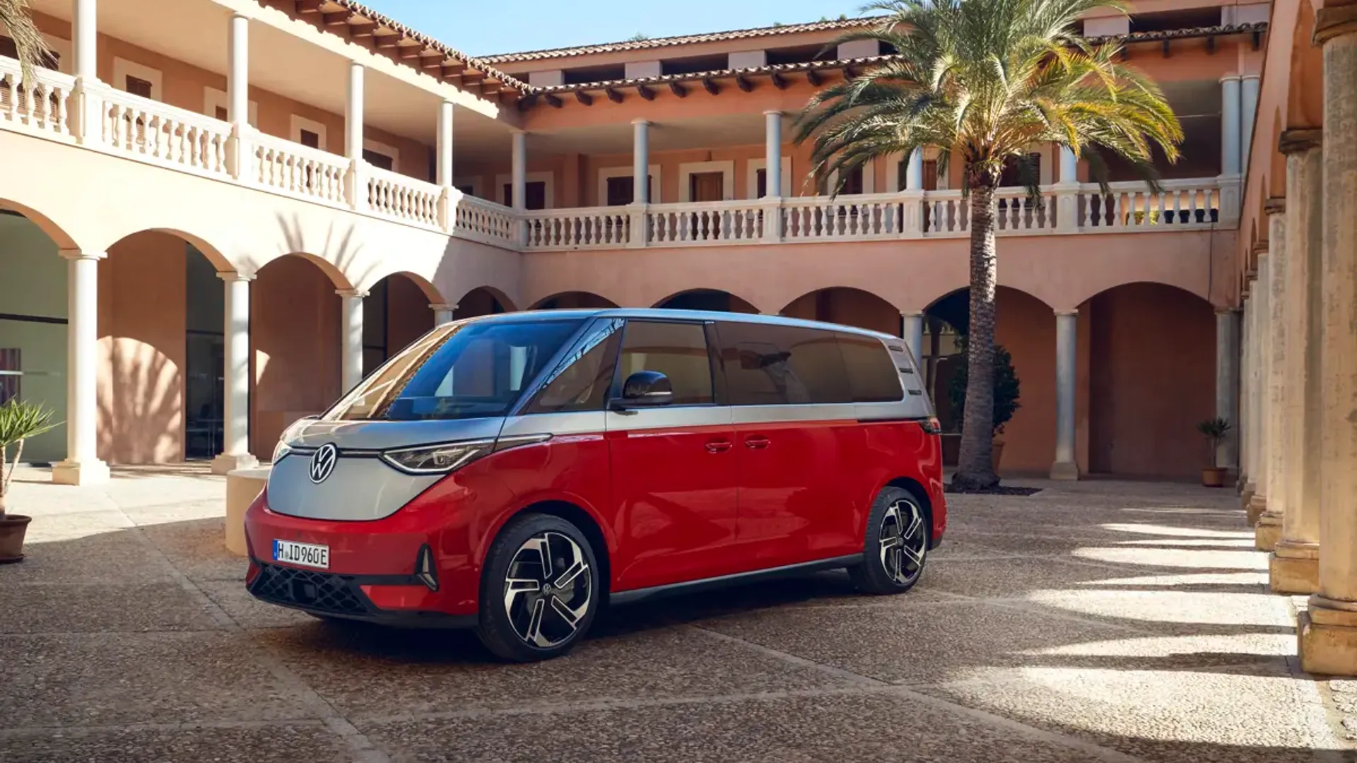 Elettronauti - Volkswagen ID. Buzz GTX - Rosso - Esterno - Vista anteriore a tre quarti