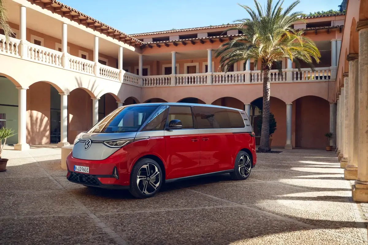 Elettronauti - Volkswagen ID. Buzz GTX - Rosso - Esterno - Vista anteriore a tre quarti