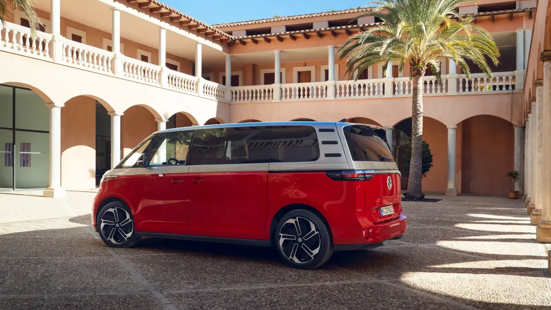Elettronauti - Volkswagen ID. Buzz GTX - Rosso - Esterno - Vista anteriore a tre quarti