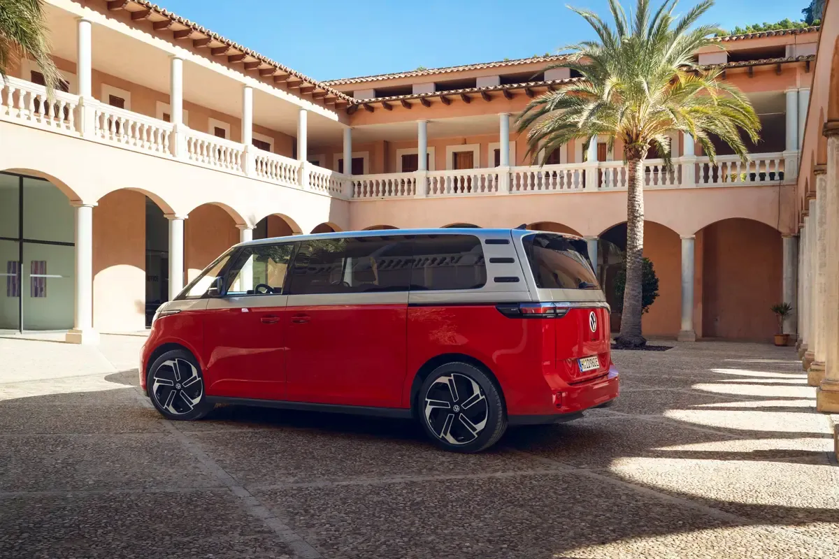 Elettronauti - Volkswagen ID. Buzz GTX - Rosso - Esterno - Vista anteriore a tre quarti
