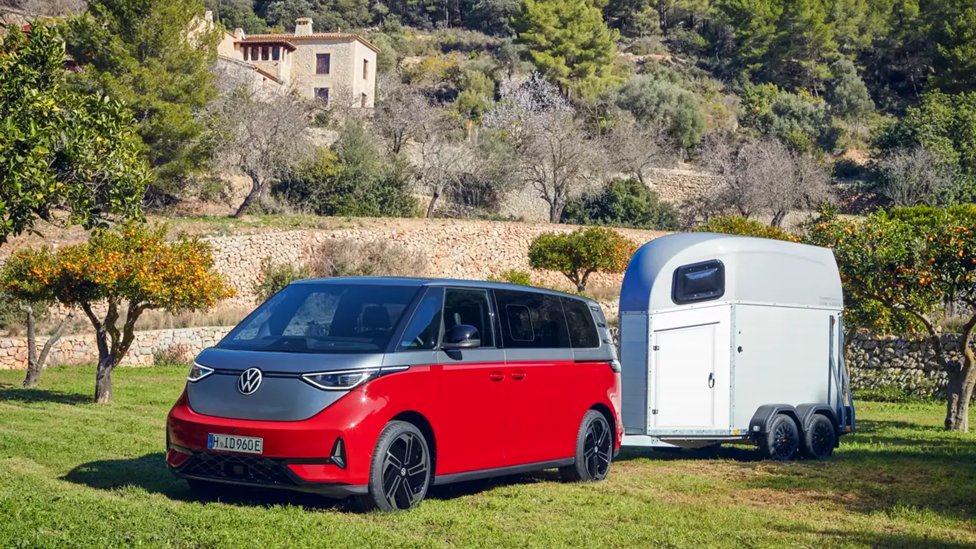 Elettronauti - Volkswagen ID. Buzz GTX - Rosso - Esterno - Vista anteriore a tre quarti