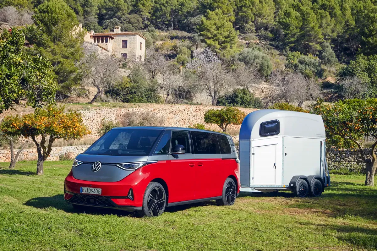 Elettronauti - Volkswagen ID. Buzz GTX - Rosso - Esterno - Vista anteriore a tre quarti