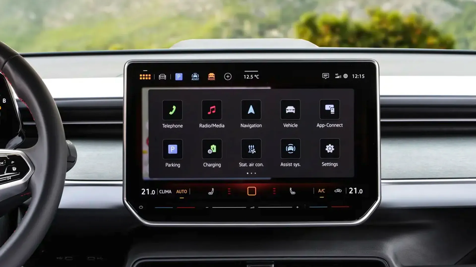 Elettronauti - Volkswagen ID. Buzz GTX - Rosso - Infotainment - Vista anteriore a tre quarti