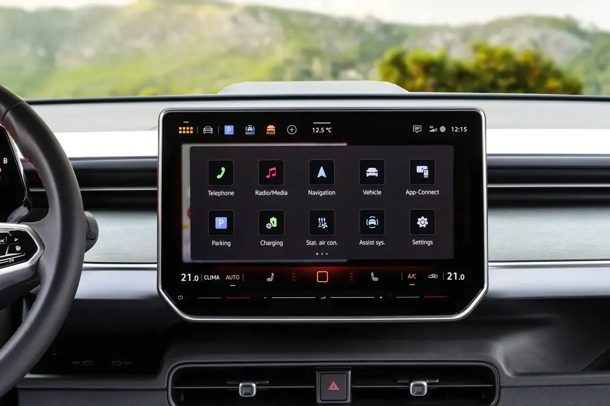 Elettronauti - Volkswagen ID. Buzz GTX - Rosso - Infotainment - Vista anteriore a tre quarti