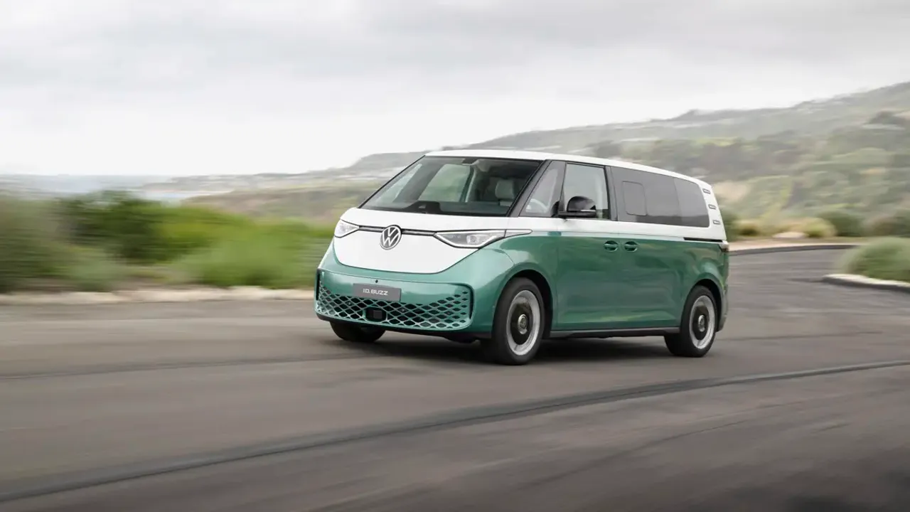 Elettronauti - Volkswagen ID. Buzz Pro Passo Lungo - Blue And White - Esterno - Vista anteriore a tre quarti
