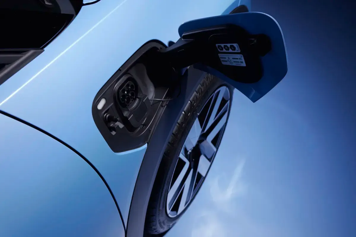 Elettronauti - Volkswagen ID. Cross Life - Grigio - Presa di ricarica - Vista laterale