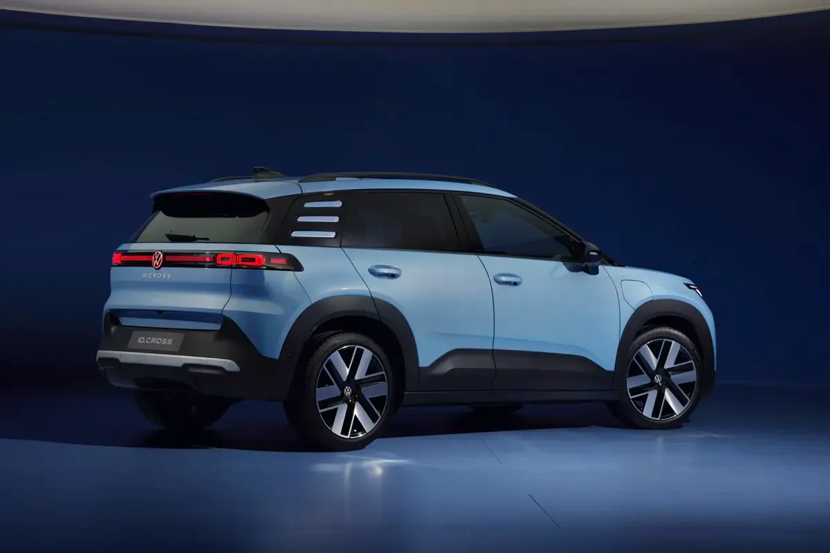 Elettronauti - Volkswagen ID. Cross Life - Blu - Esterno - Vista anteriore a tre quarti