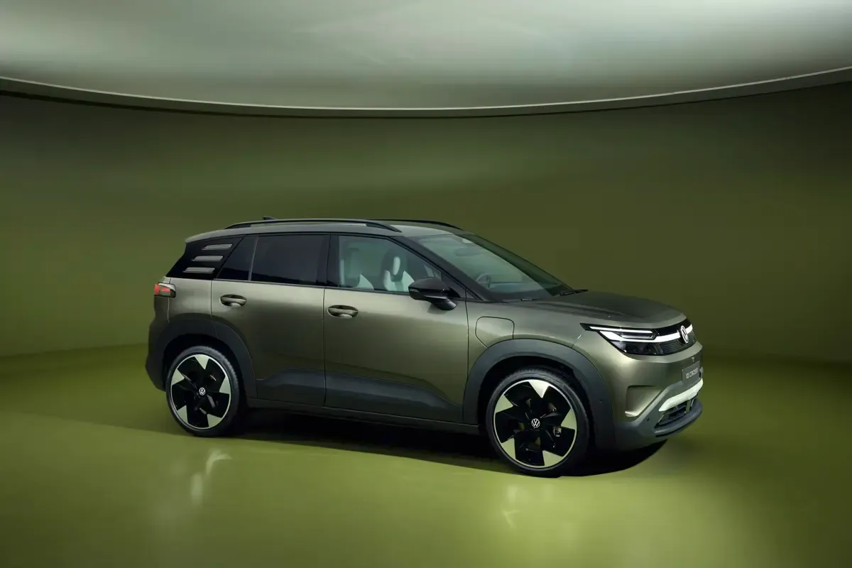 Elettronauti - Volkswagen ID. Cross Life - Blu - Esterno - Vista anteriore a tre quarti