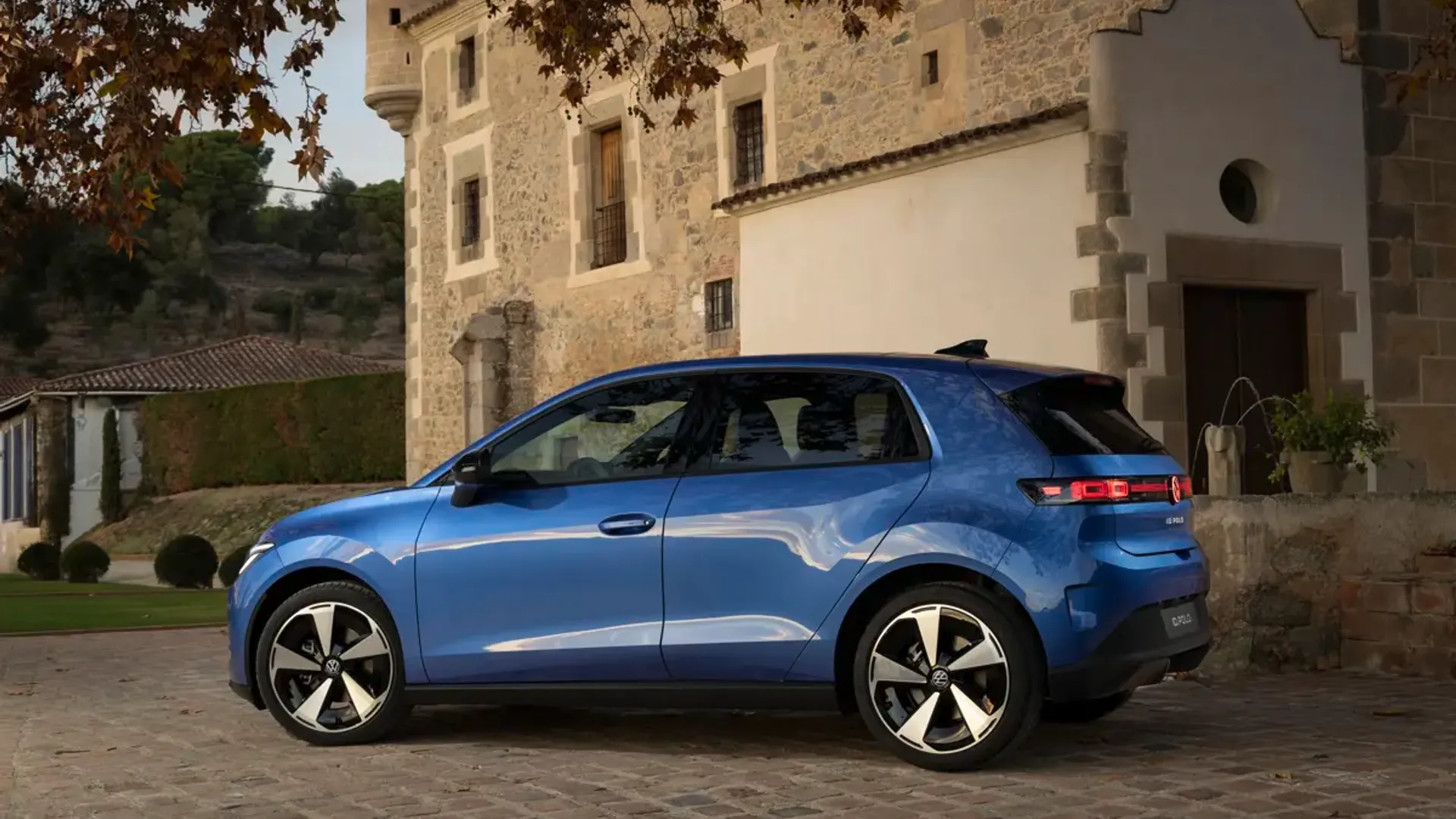 Elettronauti - Volkswagen ID. Polo 155 kW - Blu - Esterno - Vista anteriore a tre quarti