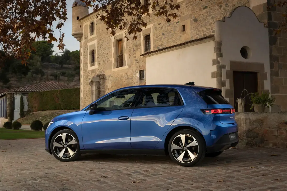 Elettronauti - Volkswagen ID. Polo 155 kW - Blu - Esterno - Vista anteriore a tre quarti