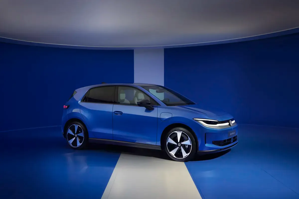 Elettronauti - Volkswagen ID. Polo 155 kW - Blu - Esterno - Vista anteriore a tre quarti