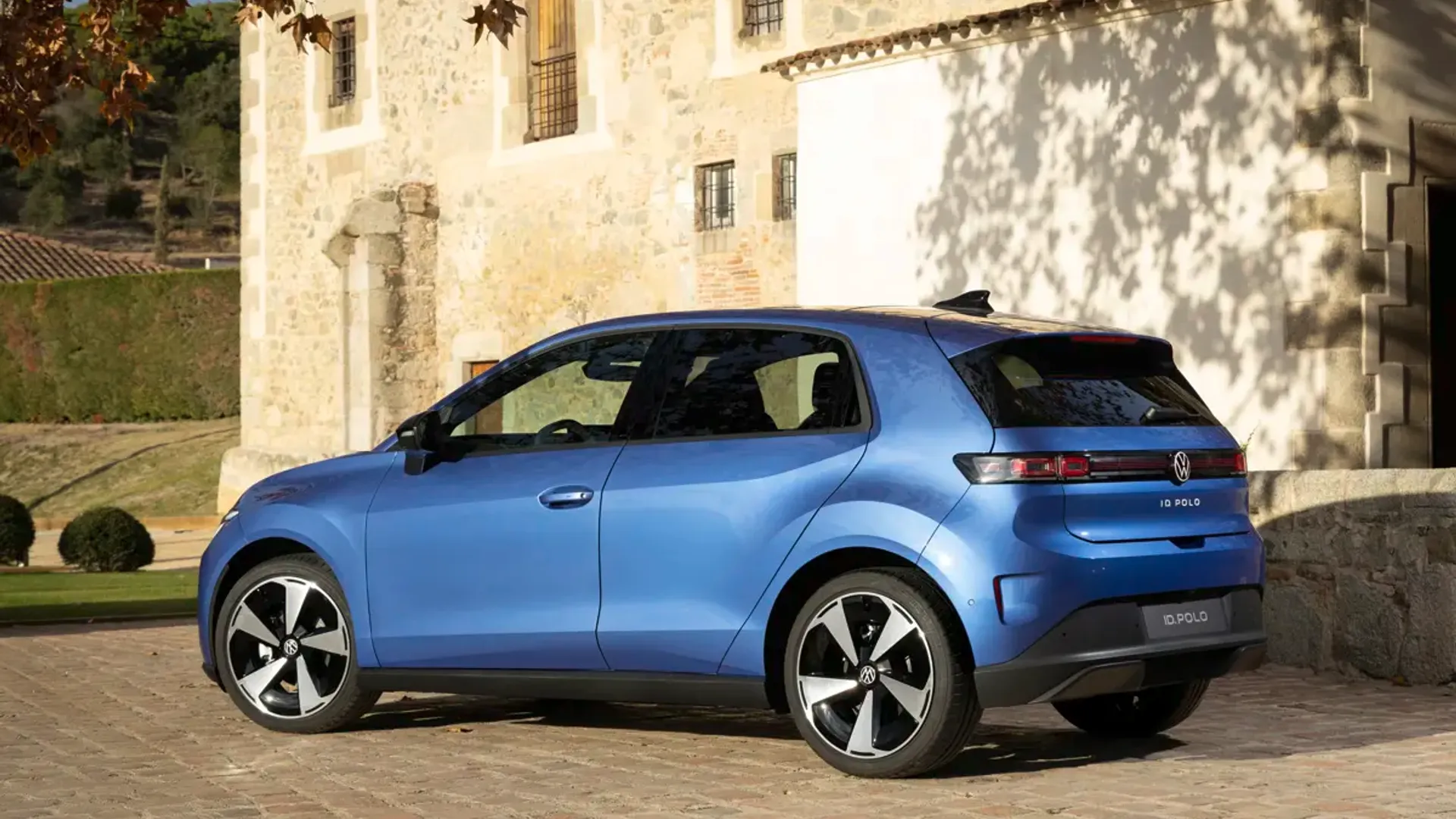 Elettronauti - Volkswagen ID. Polo 155 kW - Argento - Esterno - Vista anteriore a tre quarti