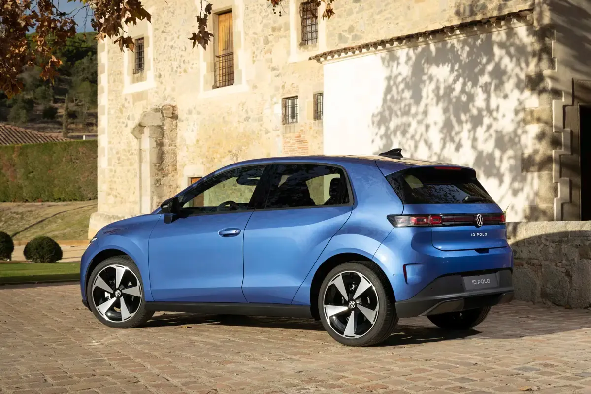Elettronauti - Volkswagen ID. Polo 155 kW - Argento - Esterno - Vista anteriore a tre quarti