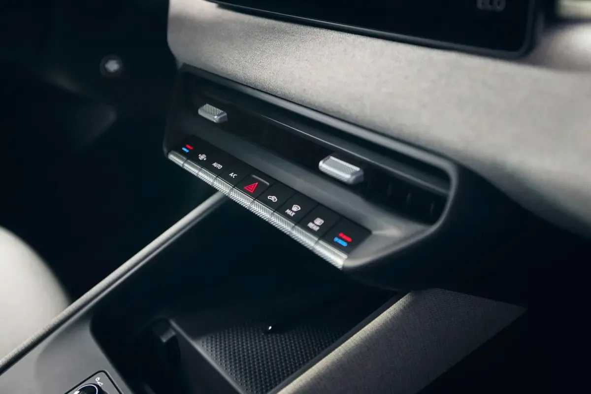 Elettronauti - Volkswagen ID. Polo 155 kW - Argento - Esterno - Vista anteriore a tre quarti