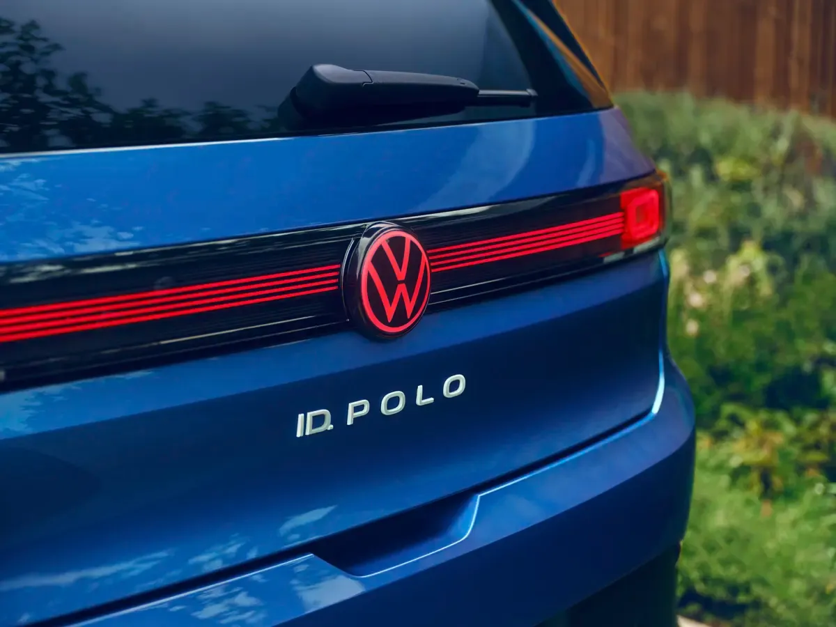 Elettronauti - Volkswagen ID. Polo 155 kW - Argento - Esterno - Vista anteriore a tre quarti