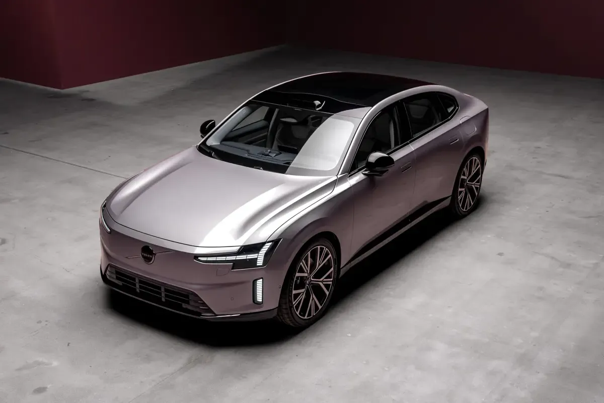 Elettronauti - Volvo ES90 Single Motor Extended Range - Nero - Esterno - Vista anteriore a tre quarti