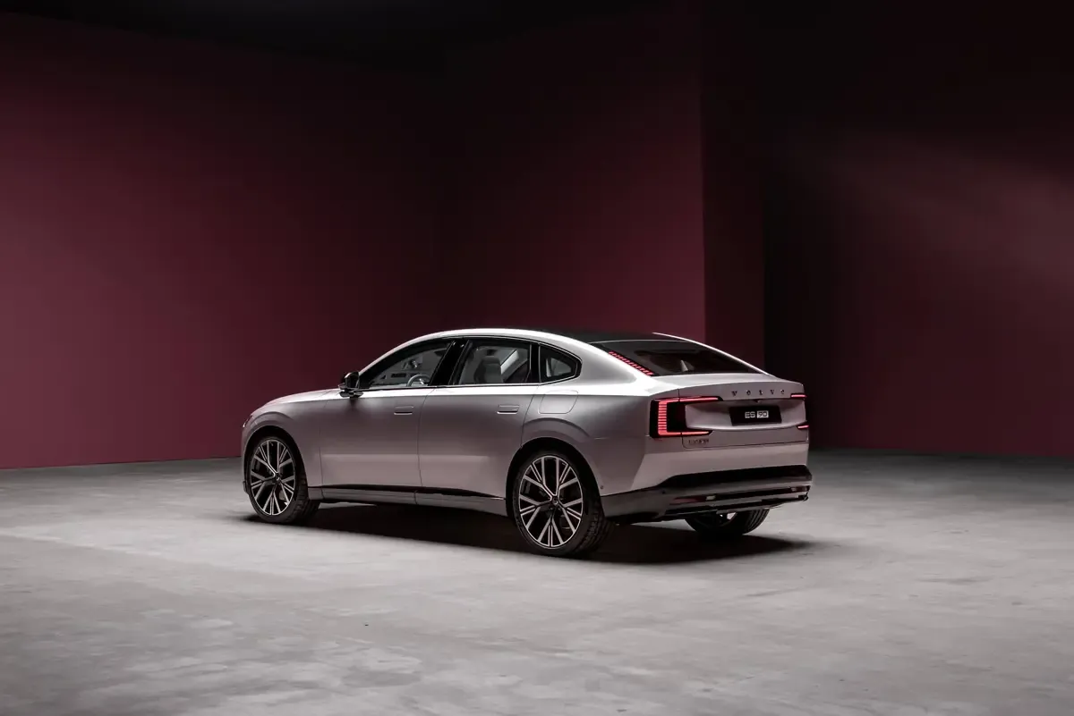 Elettronauti - Volvo ES90 Single Motor Extended Range - Nero - Esterno - Vista anteriore a tre quarti