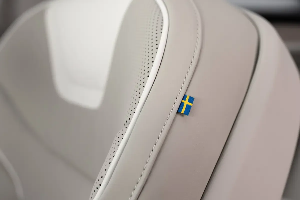 Elettronauti - Volvo ES90 Single Motor Extended Range - Nero - Esterno - Vista anteriore a tre quarti