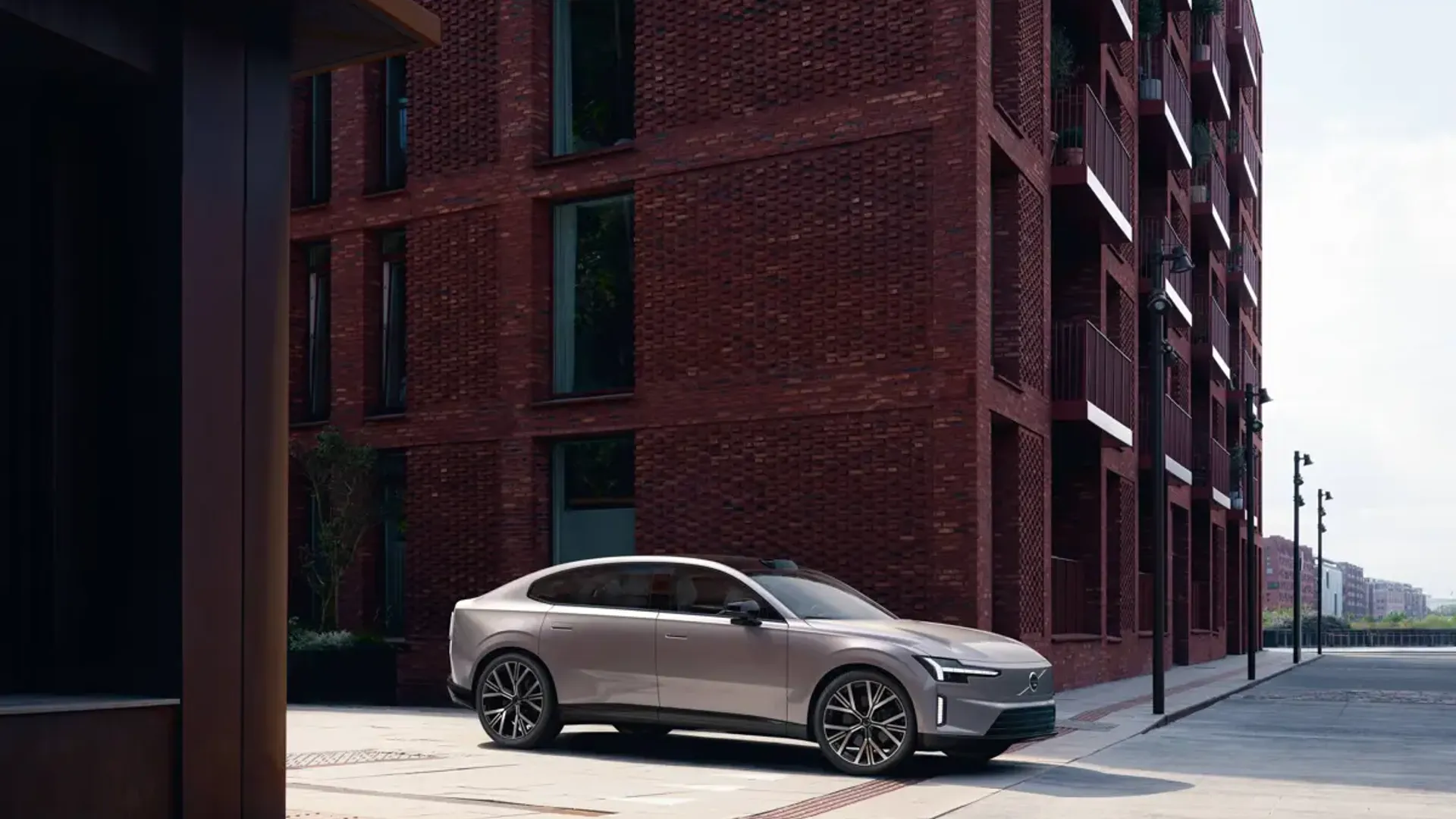 Elettronauti - Volvo ES90 Single Motor Extended Range - Dark Grey - Esterno - Vista anteriore a tre quarti
