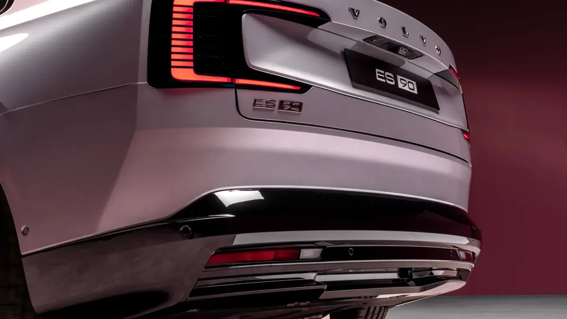 Elettronauti - Volvo ES90 Single Motor Extended Range - Dark Grey - Esterno - Vista anteriore a tre quarti