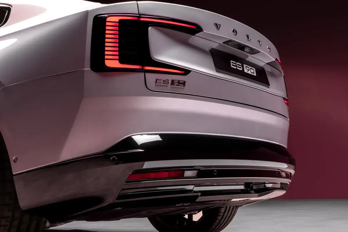 Elettronauti - Volvo ES90 Single Motor Extended Range - Dark Grey - Esterno - Vista anteriore a tre quarti