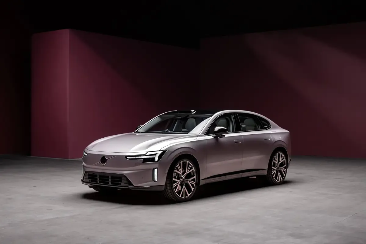 Elettronauti - Volvo ES90 Single Motor Extended Range - Grigio - Esterno - Vista anteriore a tre quarti