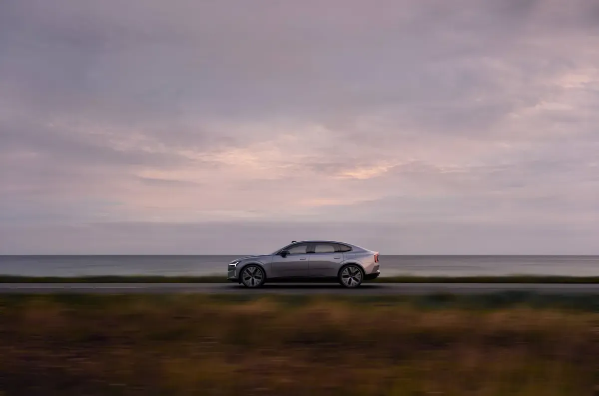Elettronauti - Volvo ES90 Single Motor Extended Range - Grigio - Esterno - Vista anteriore a tre quarti