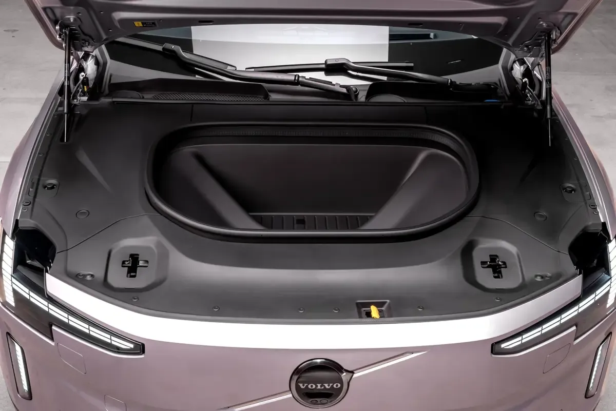 Elettronauti - Volvo ES90 Single Motor Extended Range - Grigio - Esterno - Vista anteriore a tre quarti